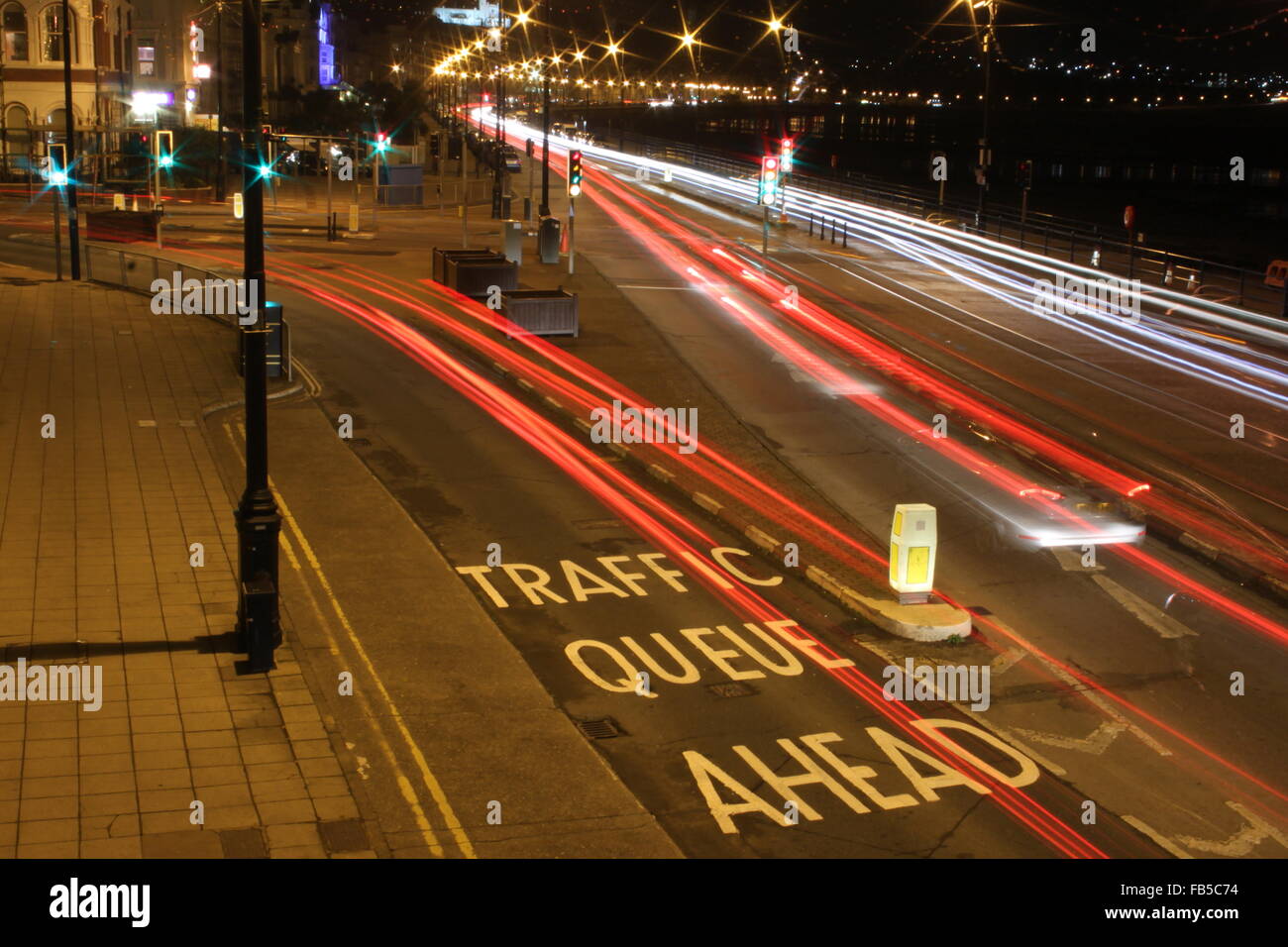 Warteschlange vor dem Auto Lichtspuren Verkehr Stockfoto