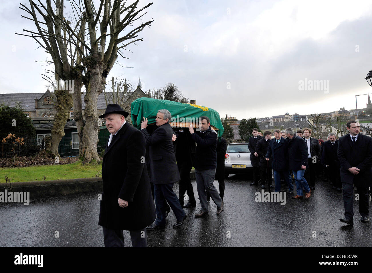 Londonderry, UK. 10. Januar 2016. Beerdigung des Civil Rights Veteran Paddy Doherty statt in Londonderry, Nordirland, Vereinigtes Königreich. 10. Januar 2016. Der Sarg des veteran Bürgerrechtler 89 Jahr – alte Paddy Doherty, besser bekannt als "Paddy Bogside", mit einer grünen Harfe Fahne drapiert erfolgt in St Eugene Kathedrale in Derry am Sonntagmorgen für Requiem Messe Credit: George Sweeney/Alamy Live News Stockfoto