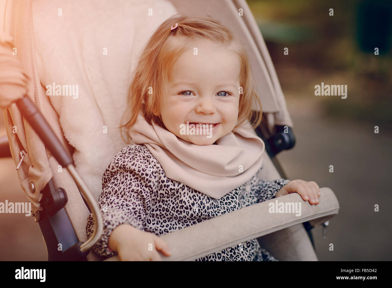 junge Familie im Park spazieren Stockfoto