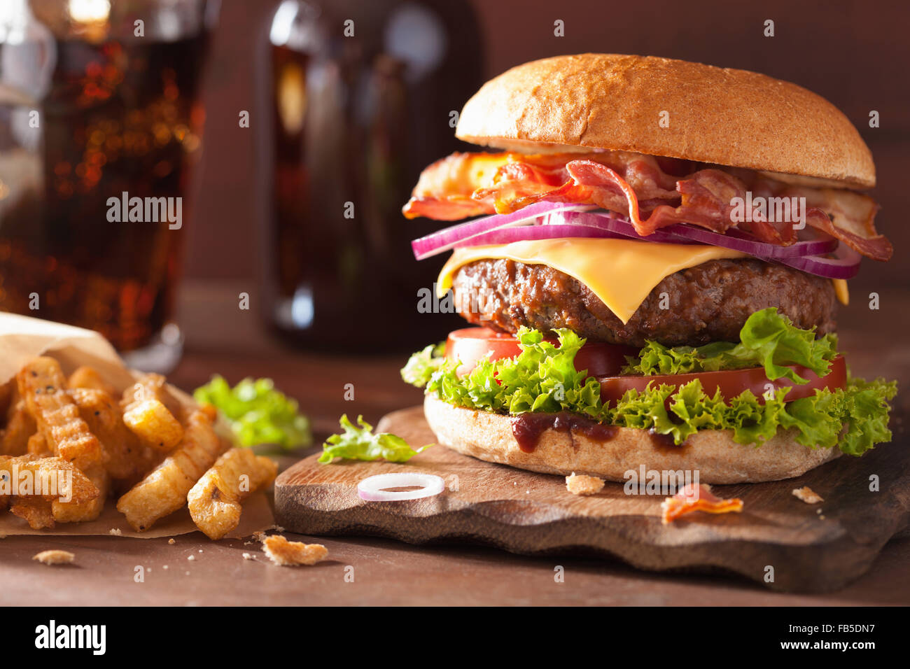 Speck-Käse-Burger mit Rindfleisch Patty Tomate Zwiebel Stockfoto