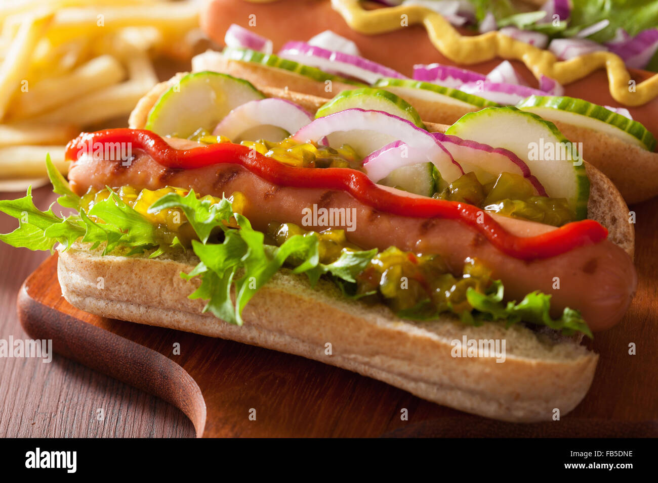 gegrillte Würstchen mit Gemüse Ketchup Senf Stockfoto
