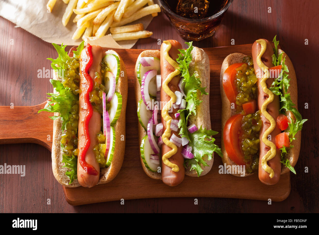 gegrillte Würstchen mit Gemüse Ketchup Senf Stockfoto