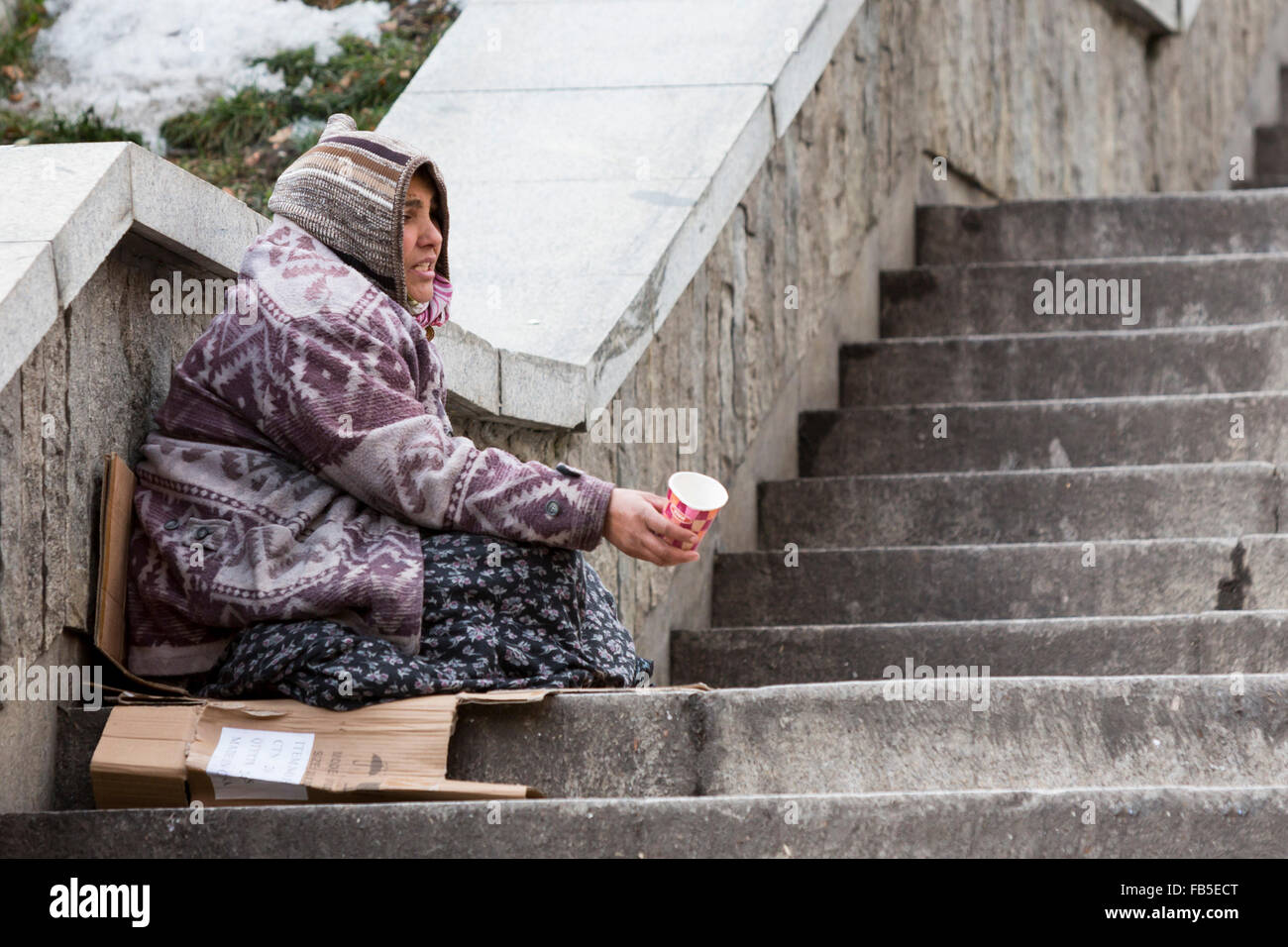 Sofia, Bulgarien - 8. Januar 2016: Obdachlose Zigeunerin ist für Geld in das Zentrum der bulgarischen Hauptstadt Sofia betteln. Jahre Stockfoto