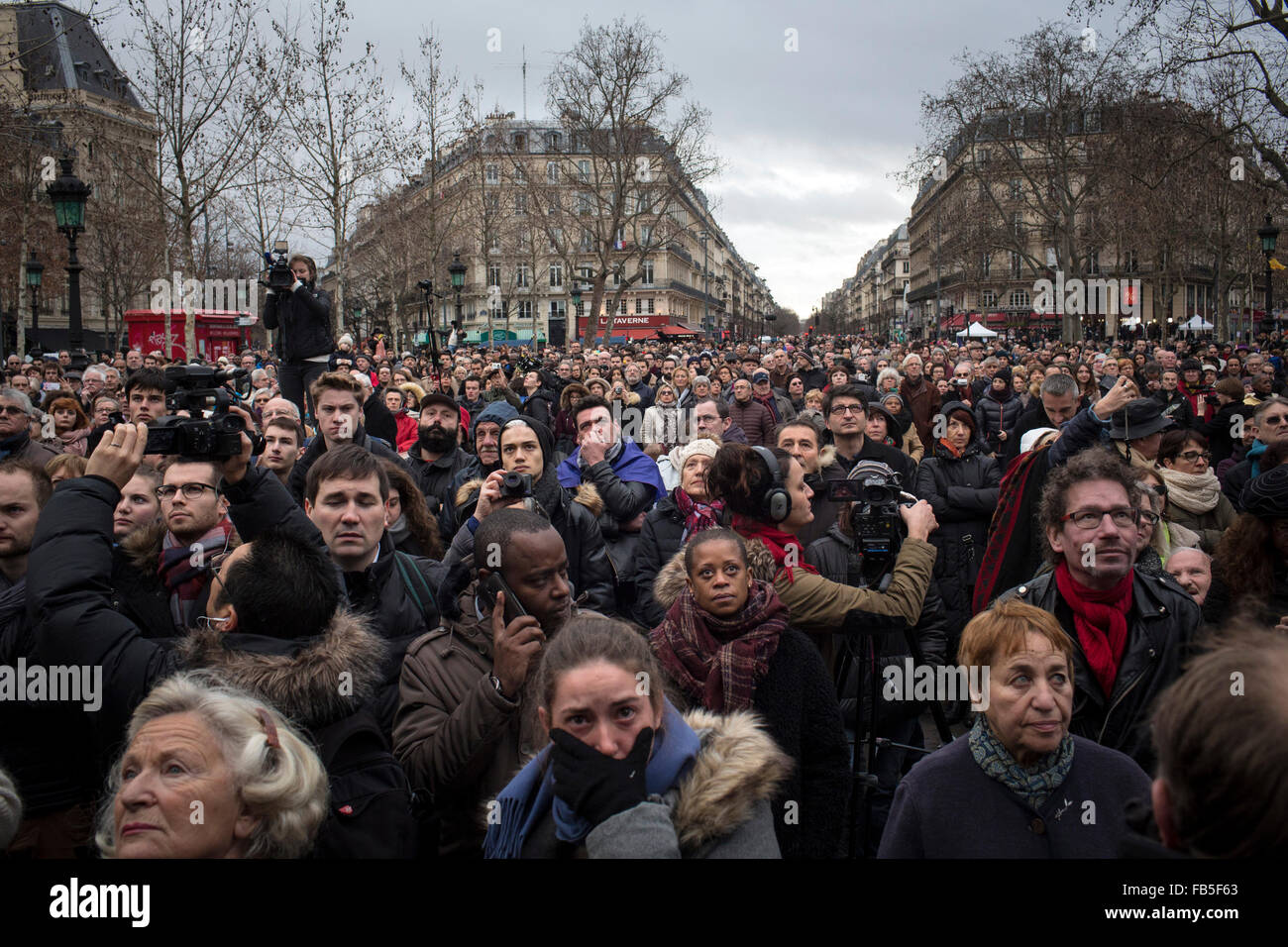Paris, Frankreich. 10. Januar 2016. Menschen besuchen eine nationale Hommage an die Opfer des Terrors in Paris, Hauptstadt von Frankreich, am 10. Januar 2016. Hunderte von französischen Menschen versammelten sich am Platz Republik im östlichen Paris in einer nationalen Hommage an die 147 Opfer getötet in separaten Angriffe im Januar und November 2015 teilnehmen. Bildnachweis: Xavier de Torres/Xinhua/Alamy Live News Stockfoto