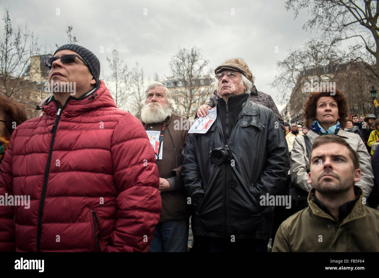Paris, Frankreich. 10. Januar 2016. Menschen besuchen eine nationale Hommage an die Opfer des Terrors in Paris, Hauptstadt von Frankreich, am 10. Januar 2016. Hunderte von französischen Menschen versammelten sich am Platz Republik im östlichen Paris in einer nationalen Hommage an die 147 Opfer getötet in separaten Angriffe im Januar und November 2015 teilnehmen. Bildnachweis: Xavier de Torres/Xinhua/Alamy Live News Stockfoto