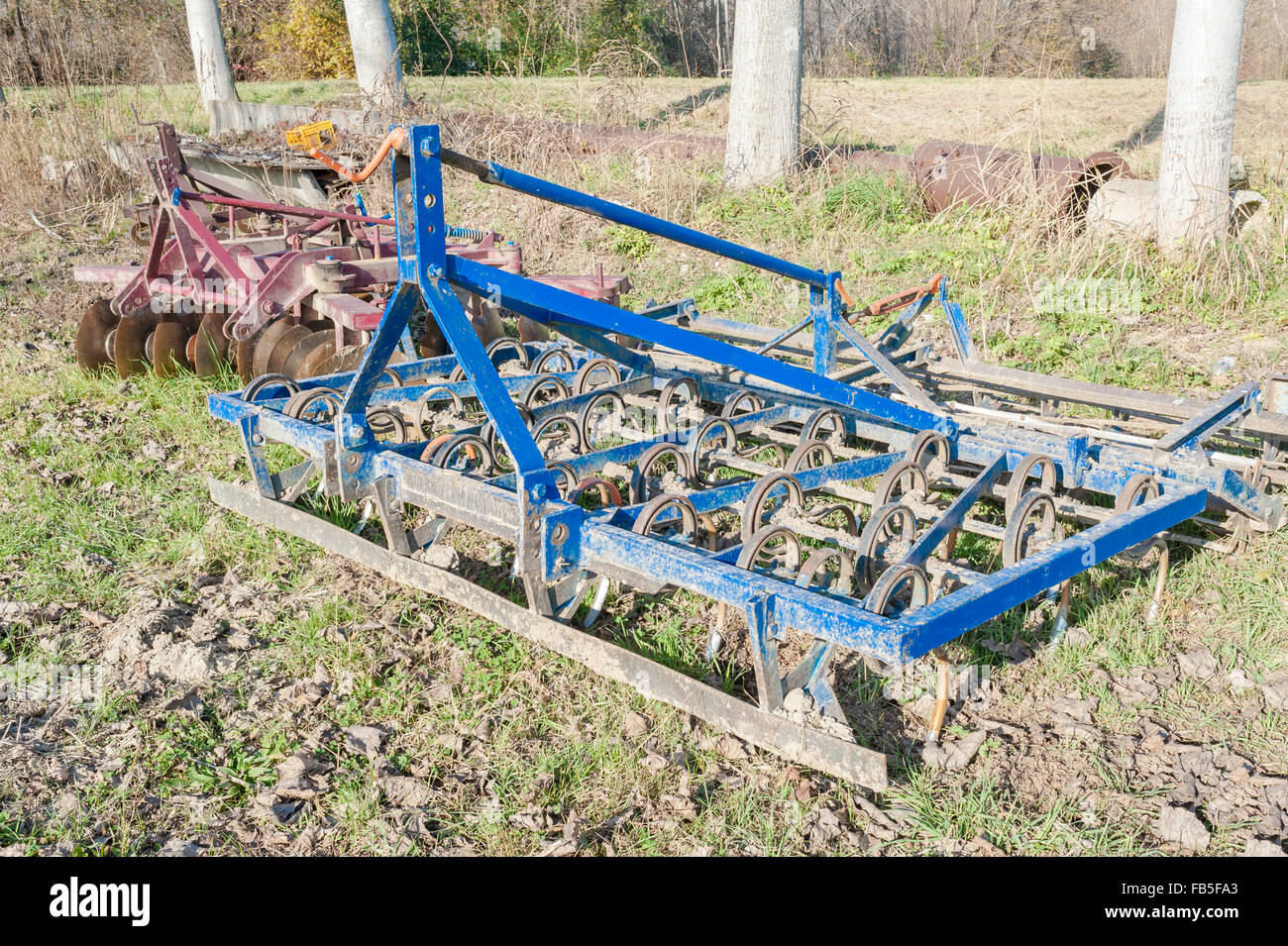 Werkzeuge für die Landwirtschaft. Alte blaue Egge mit Federsystem Werkzeuge für die Landwirtschaft. Alte blaue Egge mit Federsystem