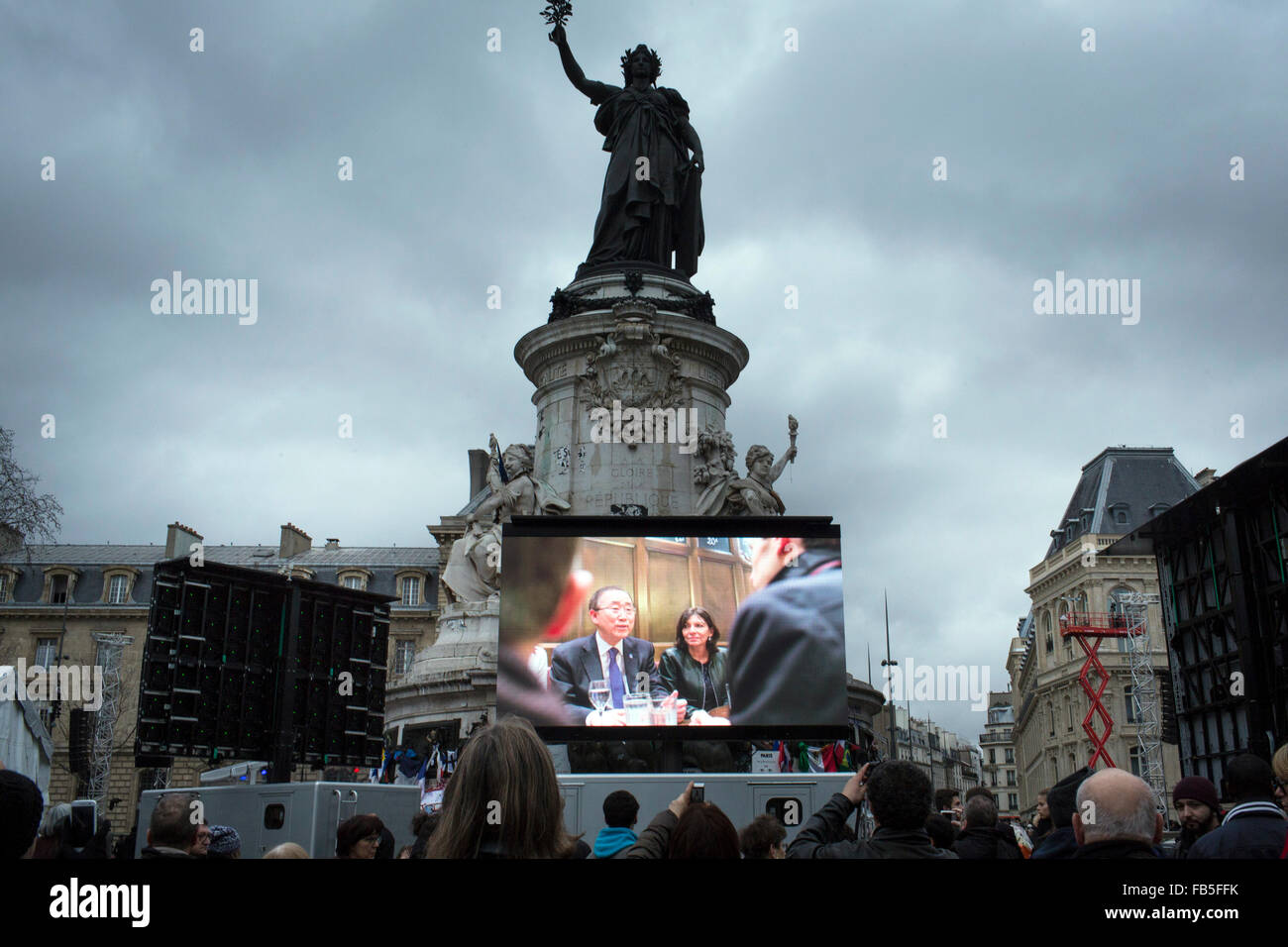 Paris, Frankreich. 10. Januar 2016. Menschen besuchen eine nationale Hommage an die Opfer des Terrors in Paris, Hauptstadt von Frankreich, am 10. Januar 2016. Hunderte von französischen Menschen versammelten sich am Platz Republik im östlichen Paris in einer nationalen Hommage an die 147 Opfer getötet in separaten Angriffe im Januar und November 2015 teilnehmen. Bildnachweis: Xavier de Torres/Xinhua/Alamy Live News Stockfoto