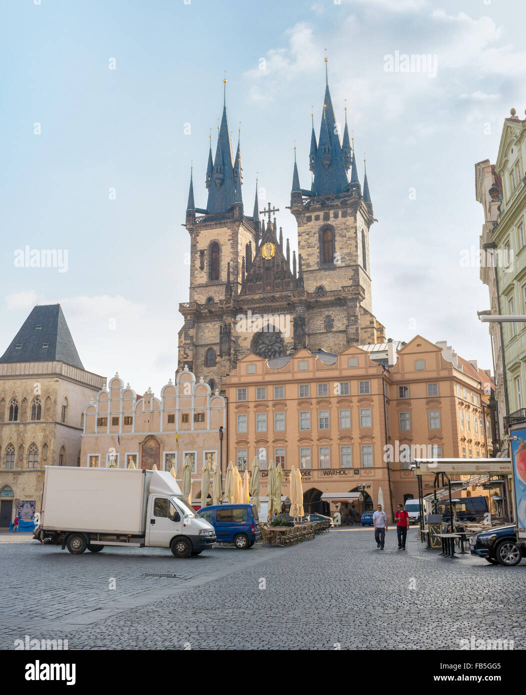 Prag - AUGUST 4: Alltagsszenen der Platz der Uhr im Morgengrauen, bevor es voll von Menschen auf august 4,2015 in Prag - Tschechische Repu ist Stockfoto