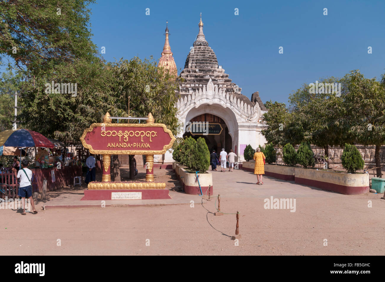 Westeingang des Ananda Phaya Tempel, Bagan, Mandalay Region, Myanmar. Stockfoto