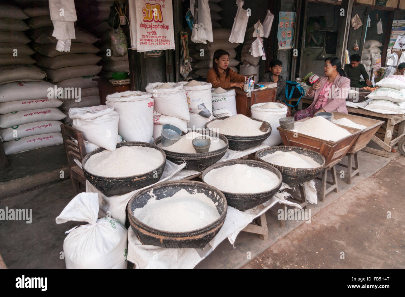 Große Mengen an weißem Reis für den Verkauf auf einem Straßenmarkt in Nyaung U, Bagan, Mandalay Region, Myanmar. Stockfoto