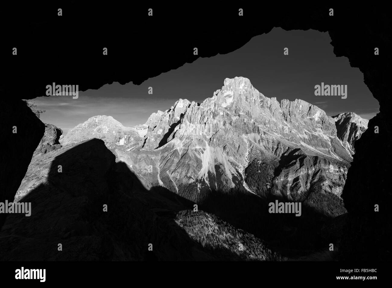 Blick auf die Pale di San Martino Berg Gruppe. Cimon della Pala Peak. Das Trentino, Dolomiten. Schwarz Weiß Berglandschaft. Italienische Alpen. Europa. Stockfoto
