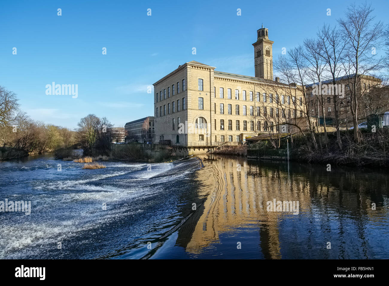 Blick auf das UNESCO-Weltkulturerbe, Sailaire Mill über den Fluss Aire. Stockfoto