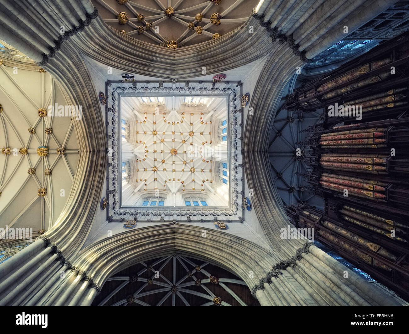 Blick auf die Decke direkt unter dem Turm im York Minster Cathedral, York, England. Stockfoto