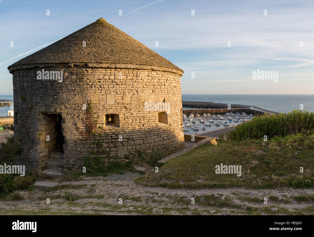 Die Artillerie Turm von Port-En-Bessin, Calvados, Normandie, Frankreich, im Jahre 1694 gebaut und von der deutschen Wehrmacht im zweiten Weltkrieg Stockfoto