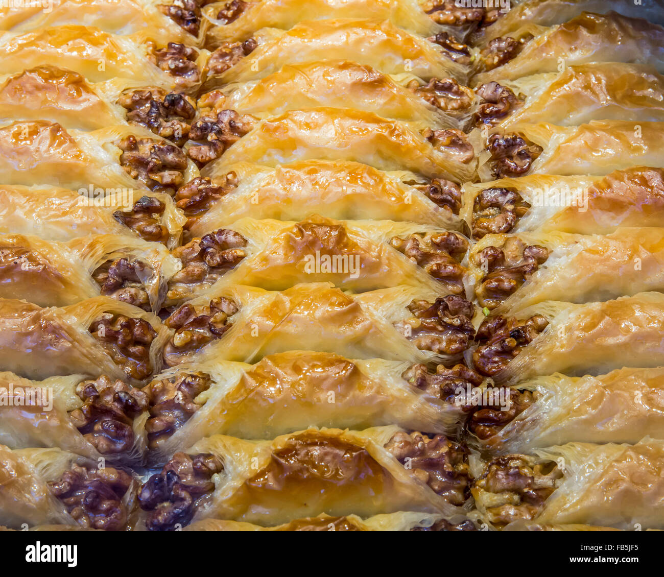 Türkische Desserts-Baklava als Vollbild. Stockfoto