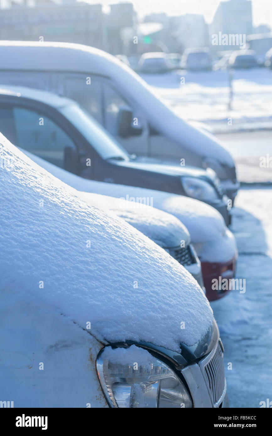 Schnee auf der Motorhaube des Autos Stockfoto