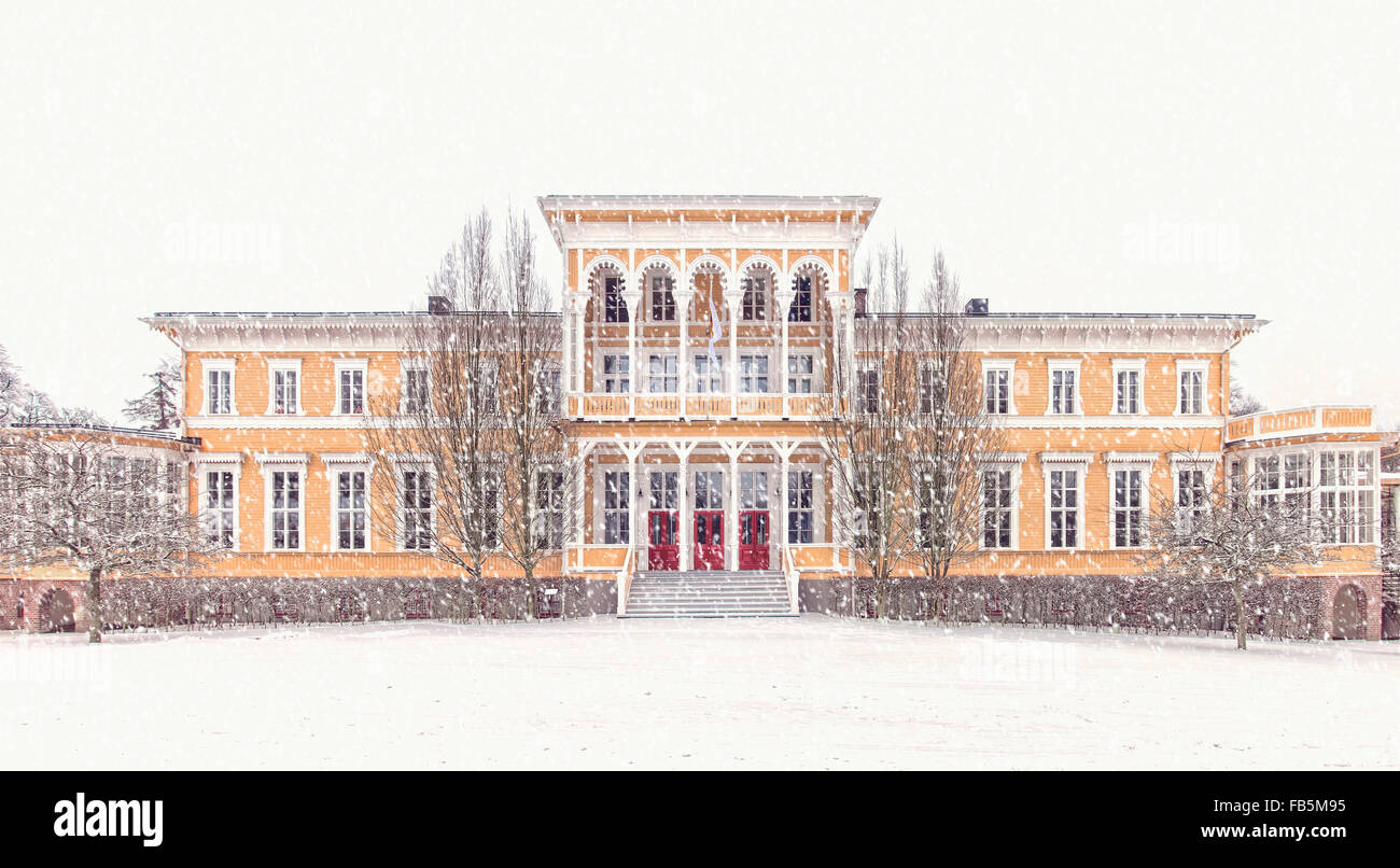 Eine schneebedeckte Brunnshotell befindet sich am Ramlosa Brunnspark am Stadtrand von Helsingborg in Schweden. Stockfoto