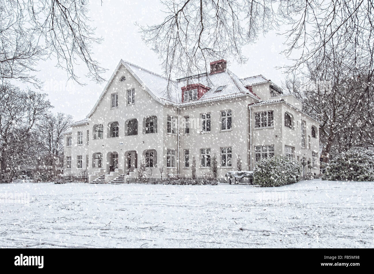 Eine schneebedeckte Haus befindet sich am Ramlosa Brunnspark am Stadtrand von Helsingborg in Schweden. Stockfoto