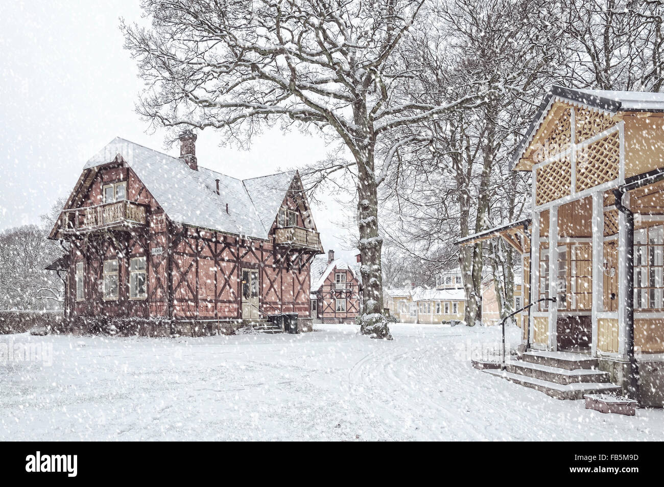 Eine schneebedeckte Haus befindet sich am Ramlosa Brunnspark am Stadtrand von Helsingborg in Schweden. Stockfoto