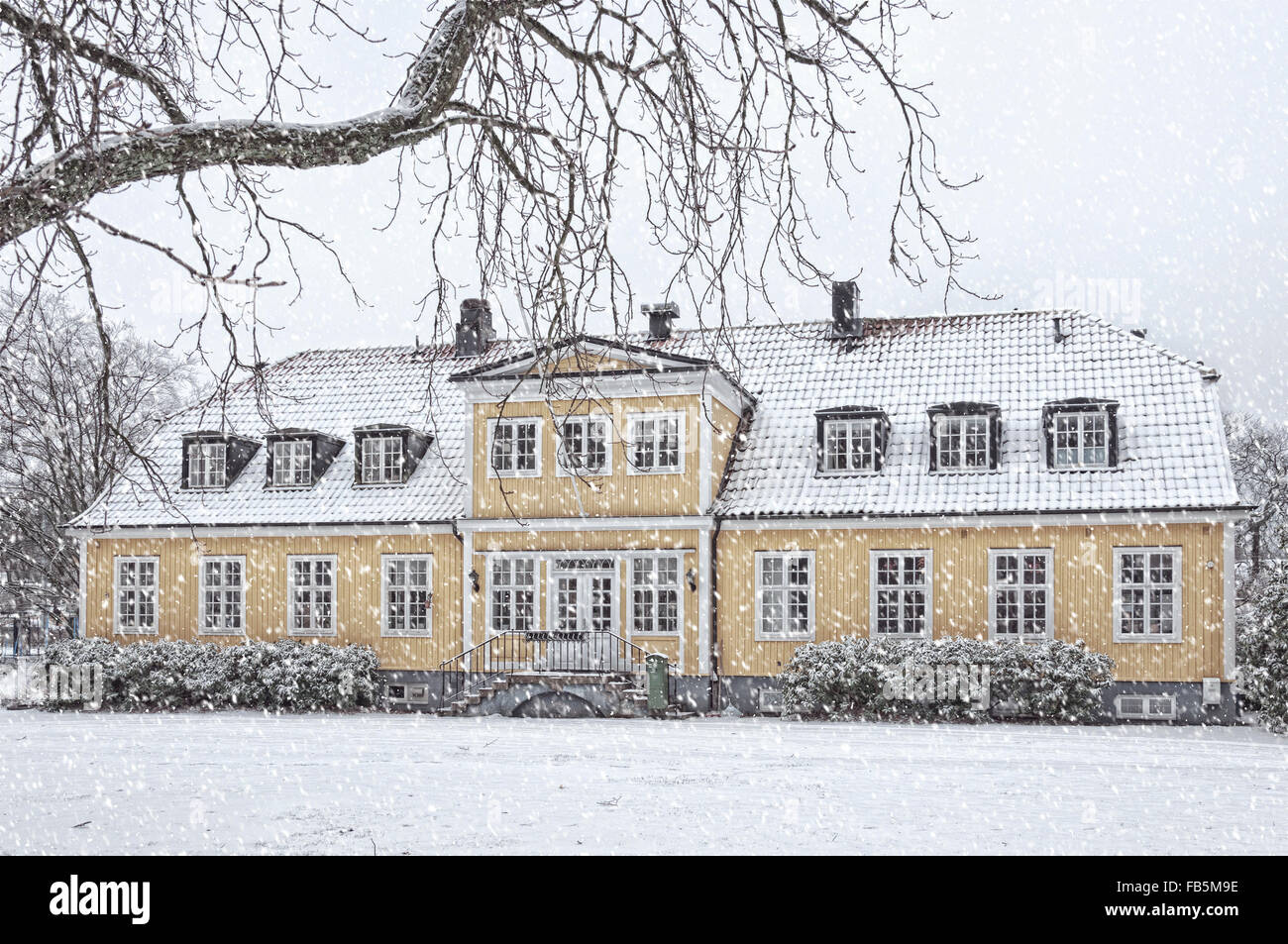 Eine schneebedeckte Haus befindet sich am Ramlosa Brunnspark am Stadtrand von Helsingborg in Schweden. Stockfoto