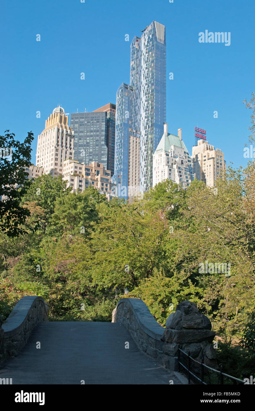 Usa: die Skyline von New York mit seinen Wolkenkratzern von einer Brücke aus Stein im Central Park, der berühmtesten öffentlichen Park der Welt gesehen, Stockfoto