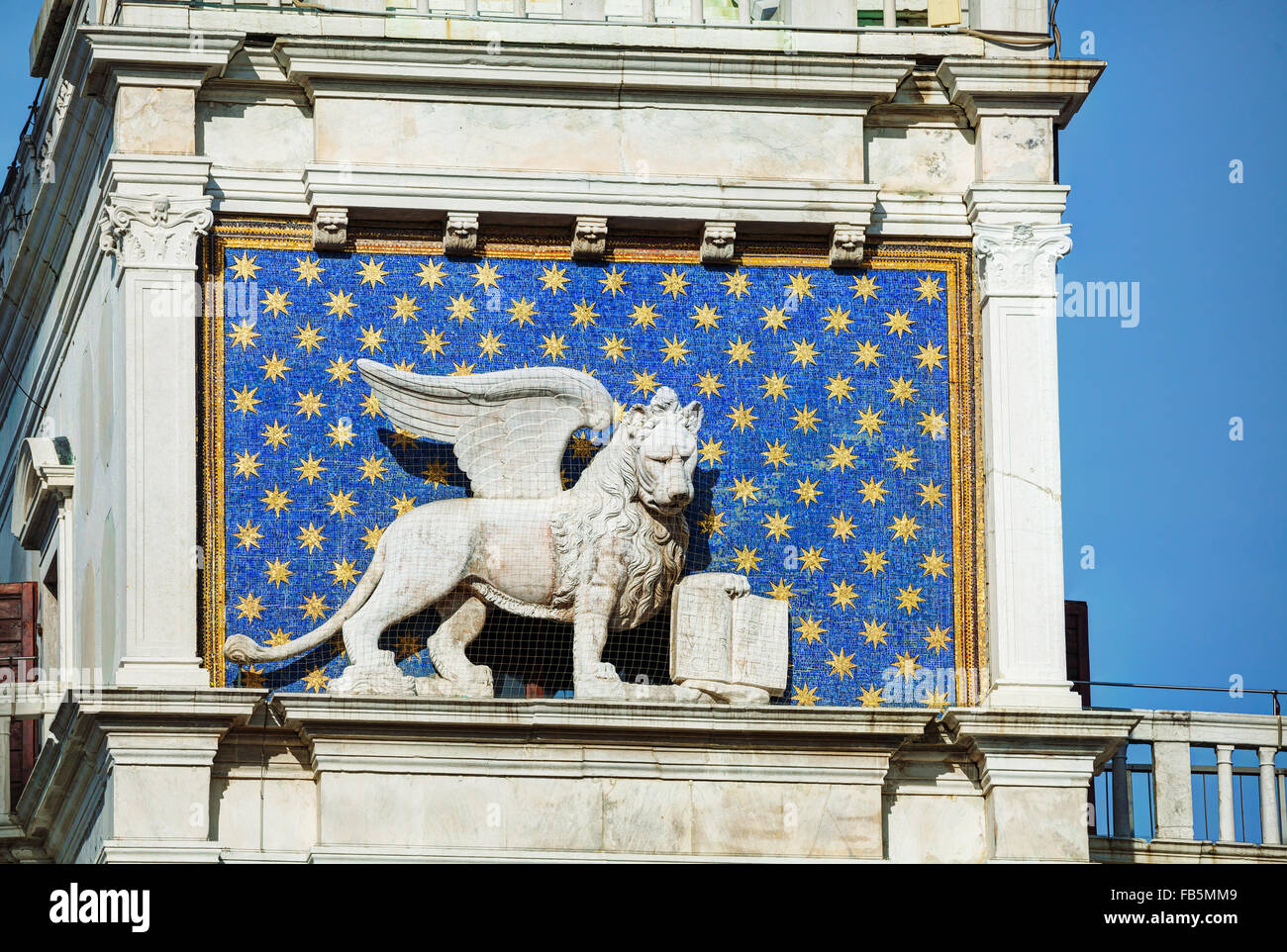 Geflügelte Löwe auf Einwohnwrn des Glockenturms am Piazza San Marco in Venedig, Italien Stockfoto