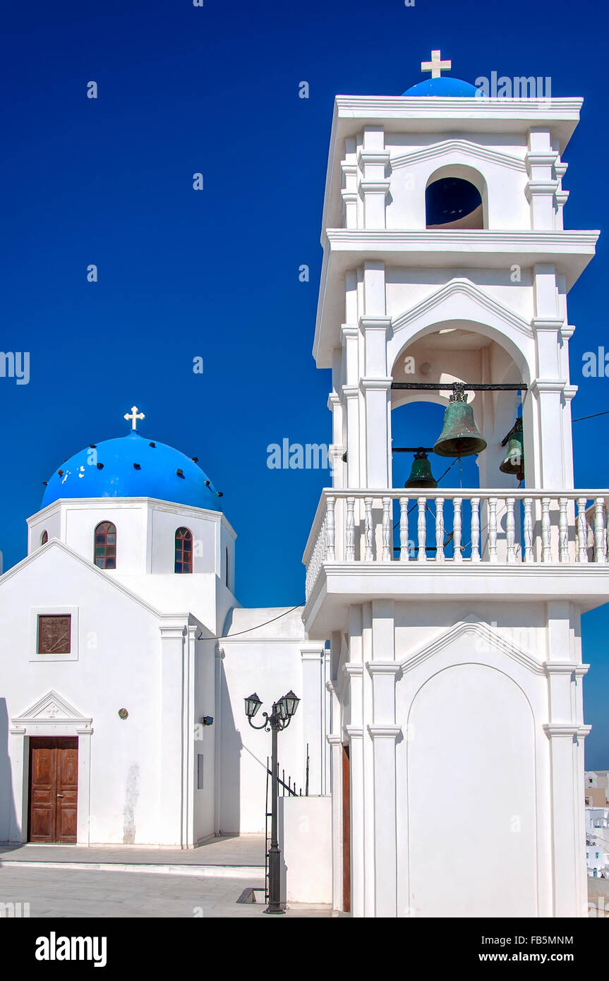 Ein Blick auf eine blaue Kuppelkirche von Imerovigli auf der griechischen Insel Santorin. Stockfoto