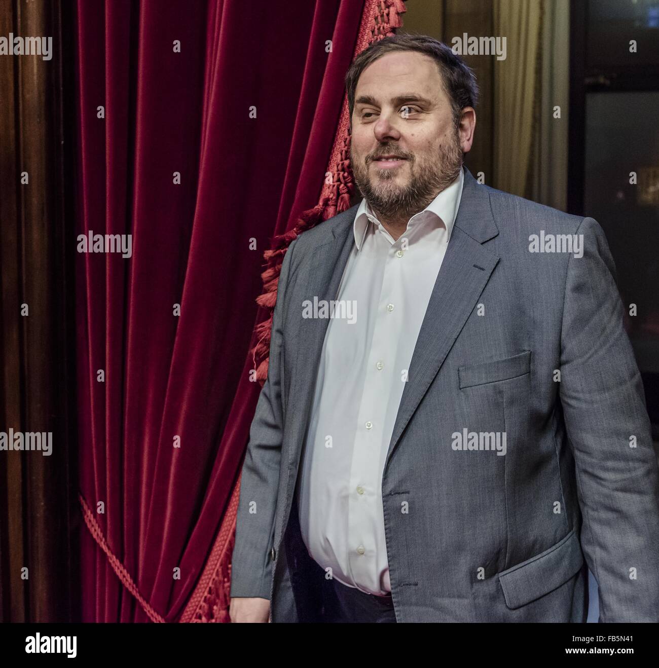 Barcelona, Katalonien, Spanien. 10. Januar 2016. ORIOL JUNQUERAS, Führer des ERC, kommt in den Plenarsaal für die Investitur Aussprache der katalanischen Präsidentschaft von Carles Puigdemont im katalanischen Parlament. © Matthias Oesterle/ZUMA Draht/Alamy Live-Nachrichten Stockfoto