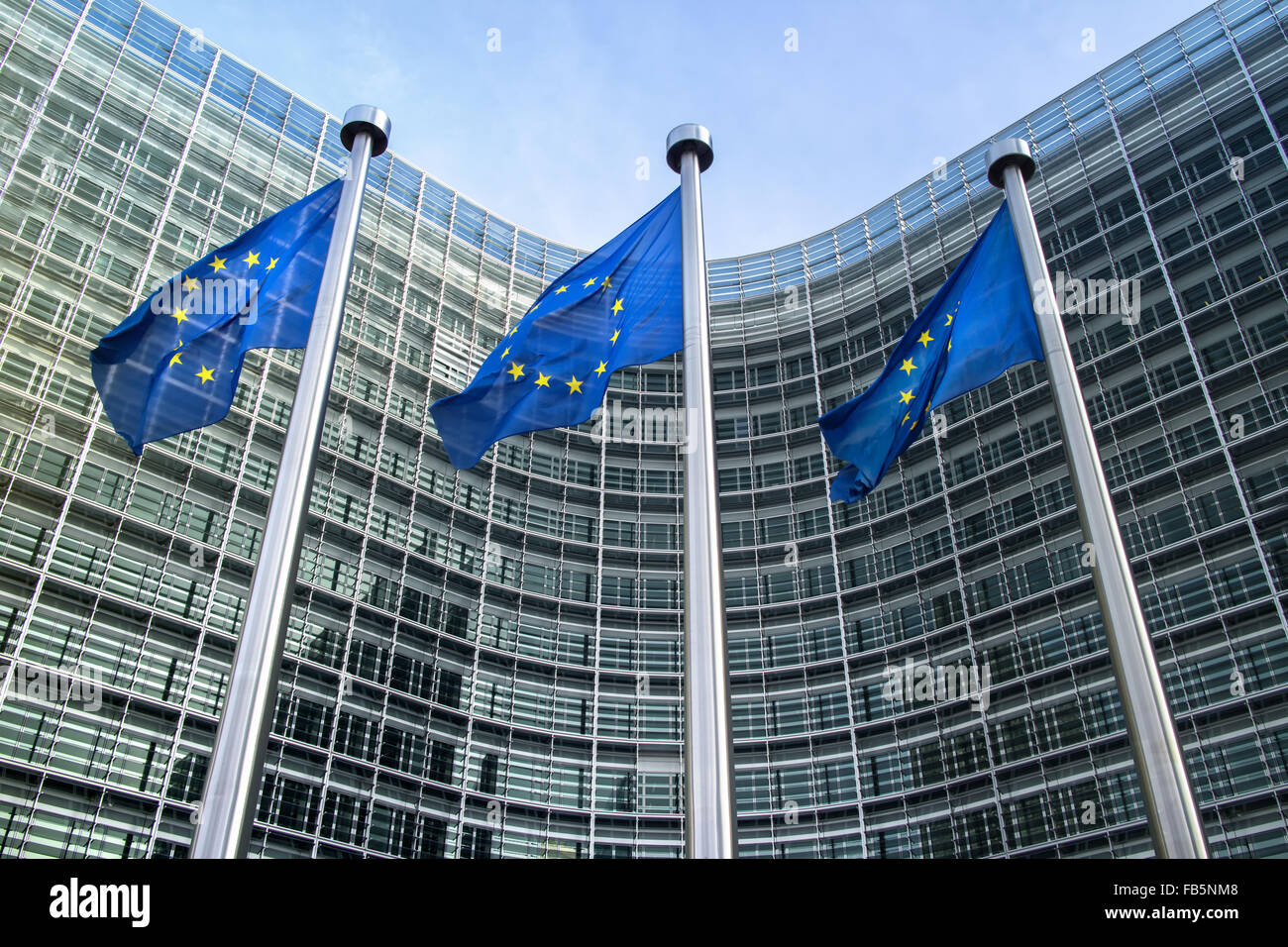 Europäische Union Flaggen vor dem Berlaymont-Gebäude (Europäische Kommission) in Brüssel, Belgien. Stockfoto