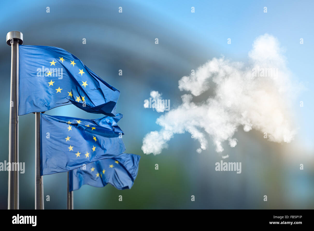 Europäische Union Flaggen und Europakarte gemacht von Wolken Stockfoto