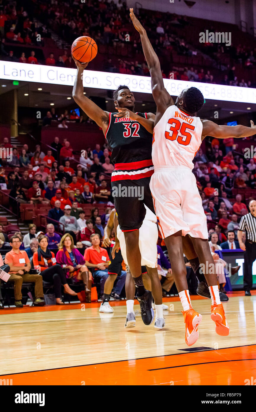 Louisville Cardinals Zentrum Chinanu Onuaku (32) schießt einen Sprung Haken über Clemson Tigers Mitte Landry Nnoko (35) während der NCAA Basketball-Spiel zwischen Louisville und Clemson auf Sonntag, 10. Januar 2016 in Bon Secours Arena in Greenville, SC David Bräutigam/CSM Stockfoto