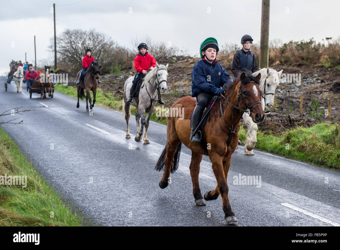 Drimoleague, Irland. 10. Januar 2016. Ein junger Fahrer steuert sein Pony auch während der Drimoleague zu Drinagh Cheval. Das Cheval wurde abgehalten, um Spendengelder für COPE-Stiftung. Bildnachweis: Andy Gibson/Alamy Live-Nachrichten Stockfoto