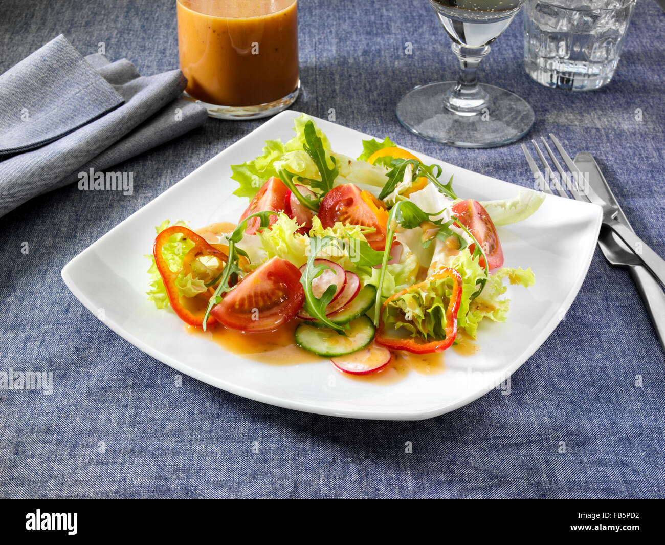 Blutorange-Vinaigrette mit Salat Stockfoto