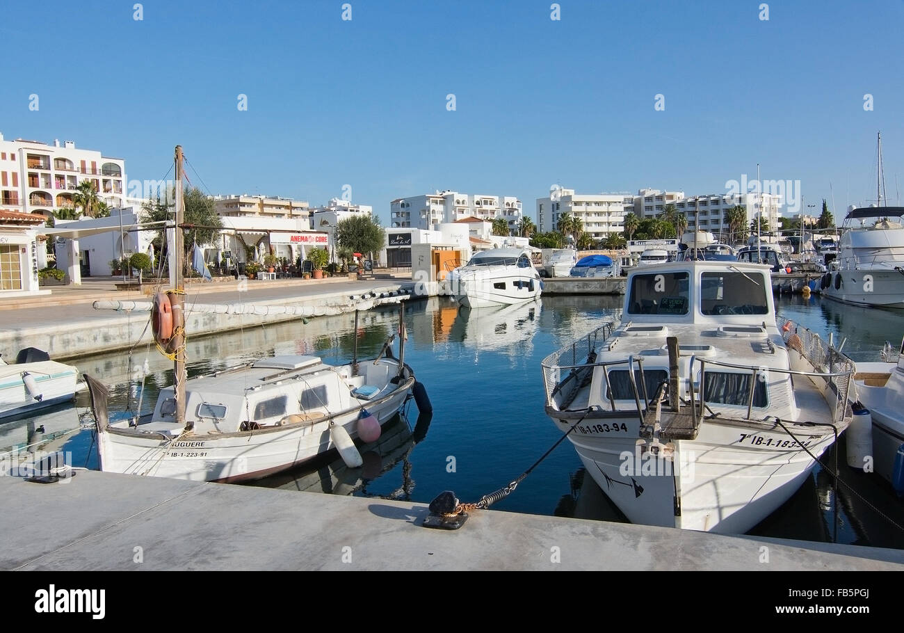 Yachten und Segelboote in der Marina an einem sonnigen Tag in Santa Eulalia Ibiza, Balearen, Spanien Stockfoto