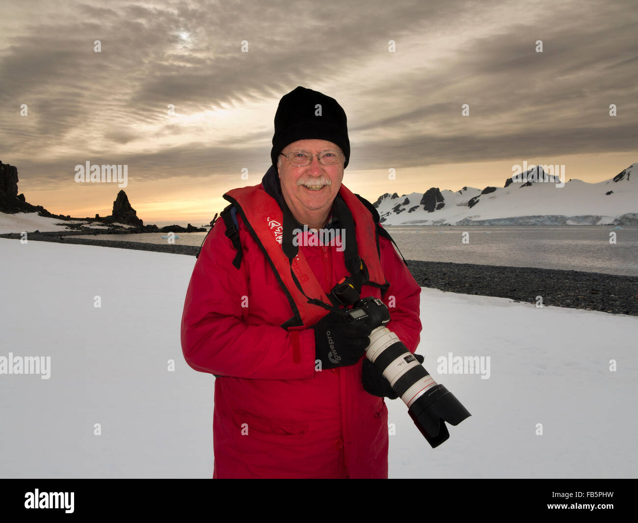 Antarktis, Süd-Shetland-Inseln, Half Moon, Baliza Hill, senior männlichen Fotografen im Morgengrauen mit Blick auf Livingston Insel Stockfoto