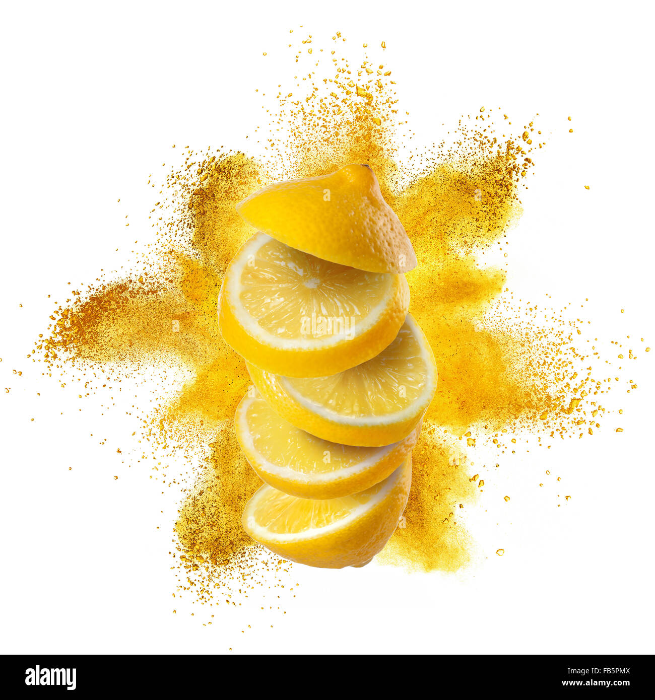 Zitronenscheiben fliegen gegen hellgelbes Pulver-Explosion isoliert auf weißem Hintergrund Stockfoto