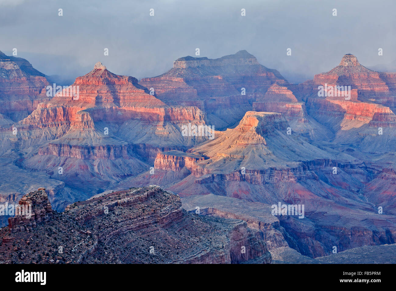 Gewitterwolken über Felsformationen und Canyons von Rim Trail, The Village, Grand Canyon National Park, Arizona USA Stockfoto