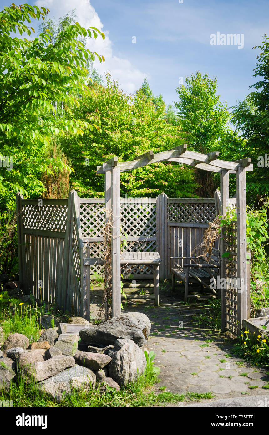 Pergola und ein Ort zum Entspannen im Garten Stockfoto