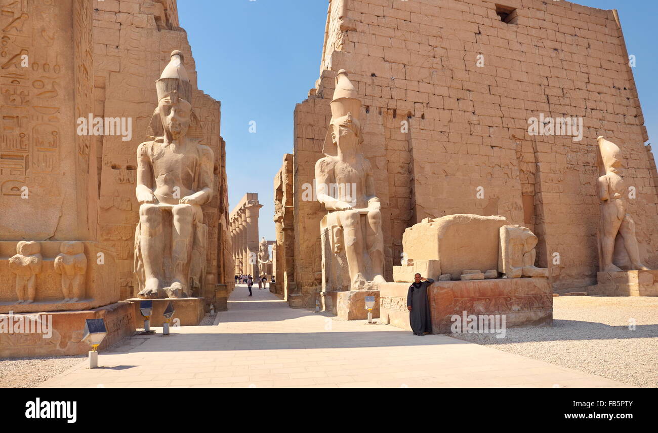 Kolosse von Ramses II. am Eingang zum Luxor-Tempel, Luxor, Ägypten Stockfoto