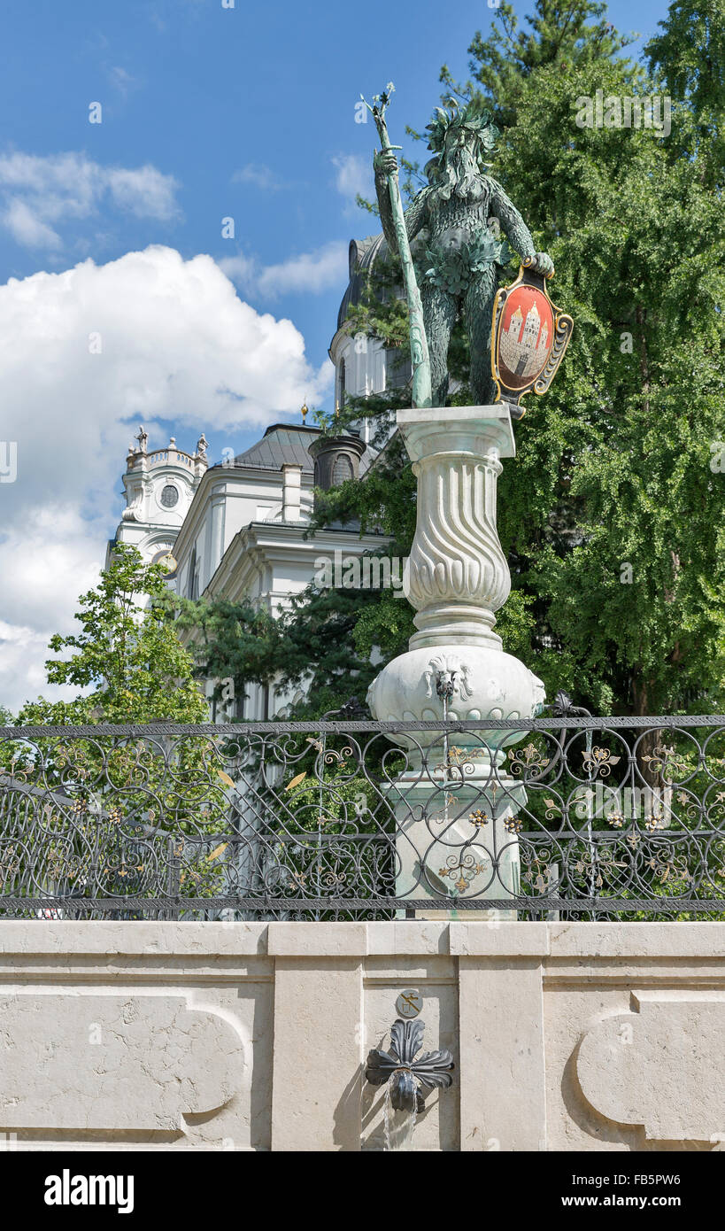 Wilder Mann (wilder Mann) Statue und Brunnen in der Nähe des großen Festspielhauses in Salzburg, Österreich Europa. Figur aus Blech copp Stockfoto