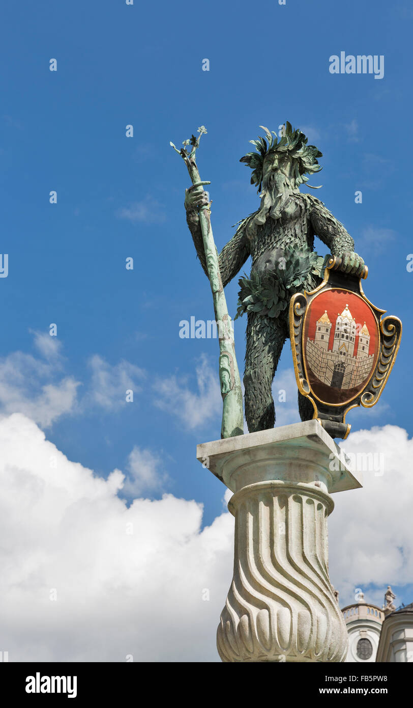 Wilder Mann (wilder Mann) Statue in der Nähe des großen Festspielhauses in Salzburg, Österreich Europa. Figur gemacht Blatt Kupfer im Jahre 1620, w Stockfoto