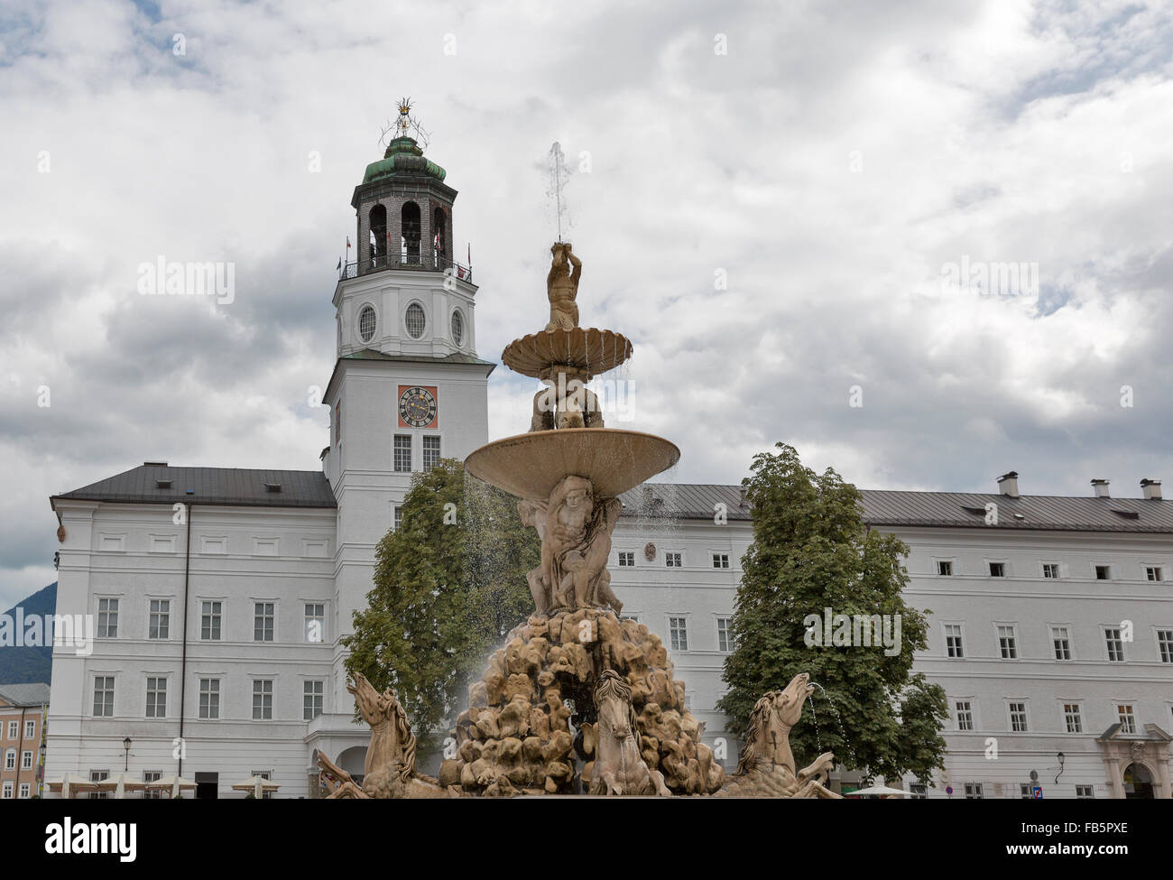 Residenzplatz mit berühmten Residenz Brunnen in Salzburg, Österreich, Europa. Stockfoto