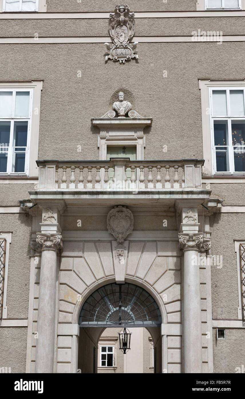 Zusammensetzung der Skulptur mit alten Wappen an der Wand des DomQuartier in Salzburg, Österreich Stockfoto