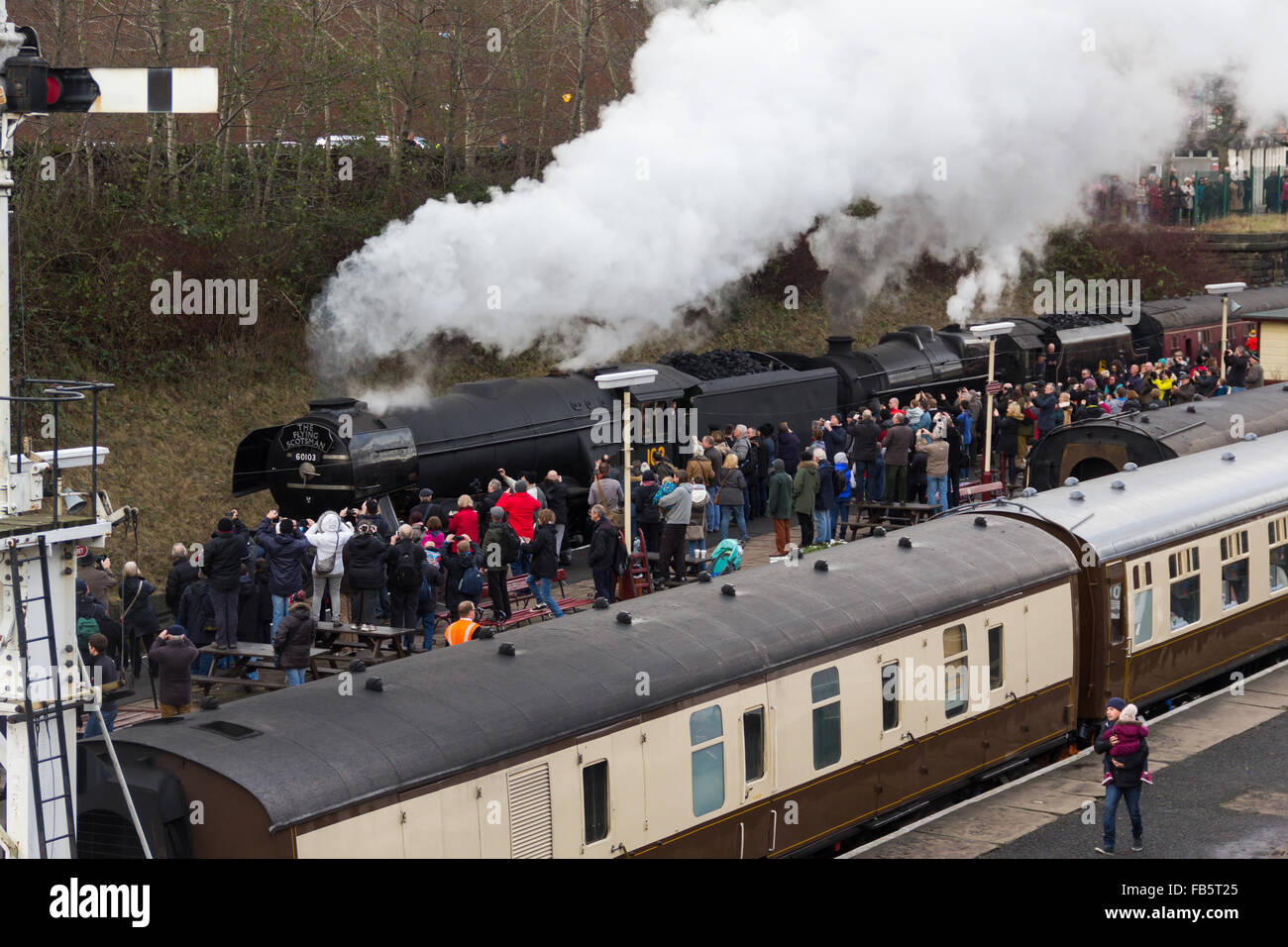 Bury, Lancashire. 10. Januar 2016. Flying Scotsman, die berühmten britischen Dampflok Baujahr 1923, neu aus der Riley und Sohnes Engineering arbeiten nach ihrer £ 4,2 Millionen neu zu erstellen, setzt seine Probeläufe auf die East Lancashire Railway in Bury, beobachtet von Hunderten von Bahn-Enthusiasten. Der Motor hat noch in seiner Kriegszeit schwarzen Livree, weitere Probeläufe in Bury nächste Woche vor einer hohen Geschwindigkeit laufen auf der West Coast Main Line. Bildnachweis: Joseph Clemson 1/Alamy Live News Stockfoto