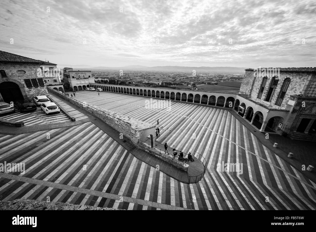 Basilika des Heiligen Franziskus von Assisi (Basilica Papale di San Francesco) mit Lower Plaza in Assisi, Umbrien, Italien Stockfoto