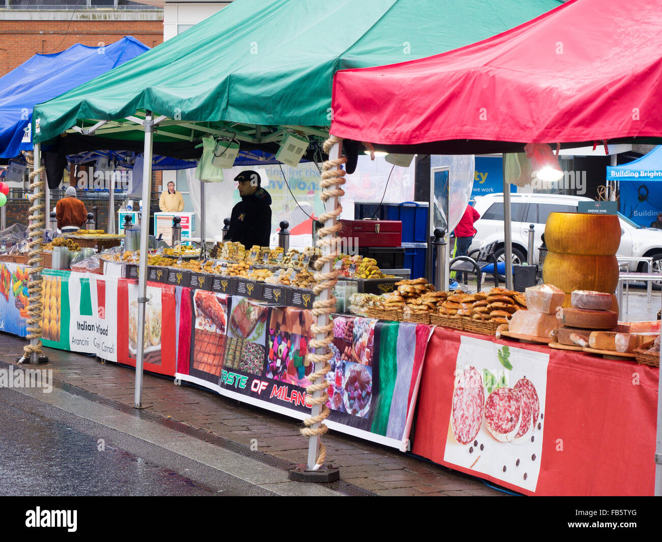 Ausländische Lebensmittel-Markt Stände in Braintree Town Center Weihnachtsmarkt Essex England Stockfoto