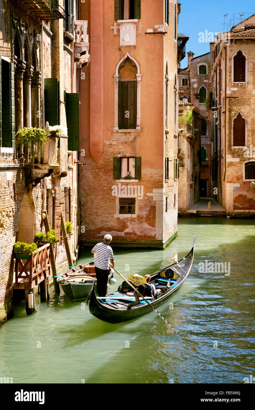 Fließende Gondel Gondoliere, Venedig Canal, Veneto, Italien, UNESCO Stockfoto