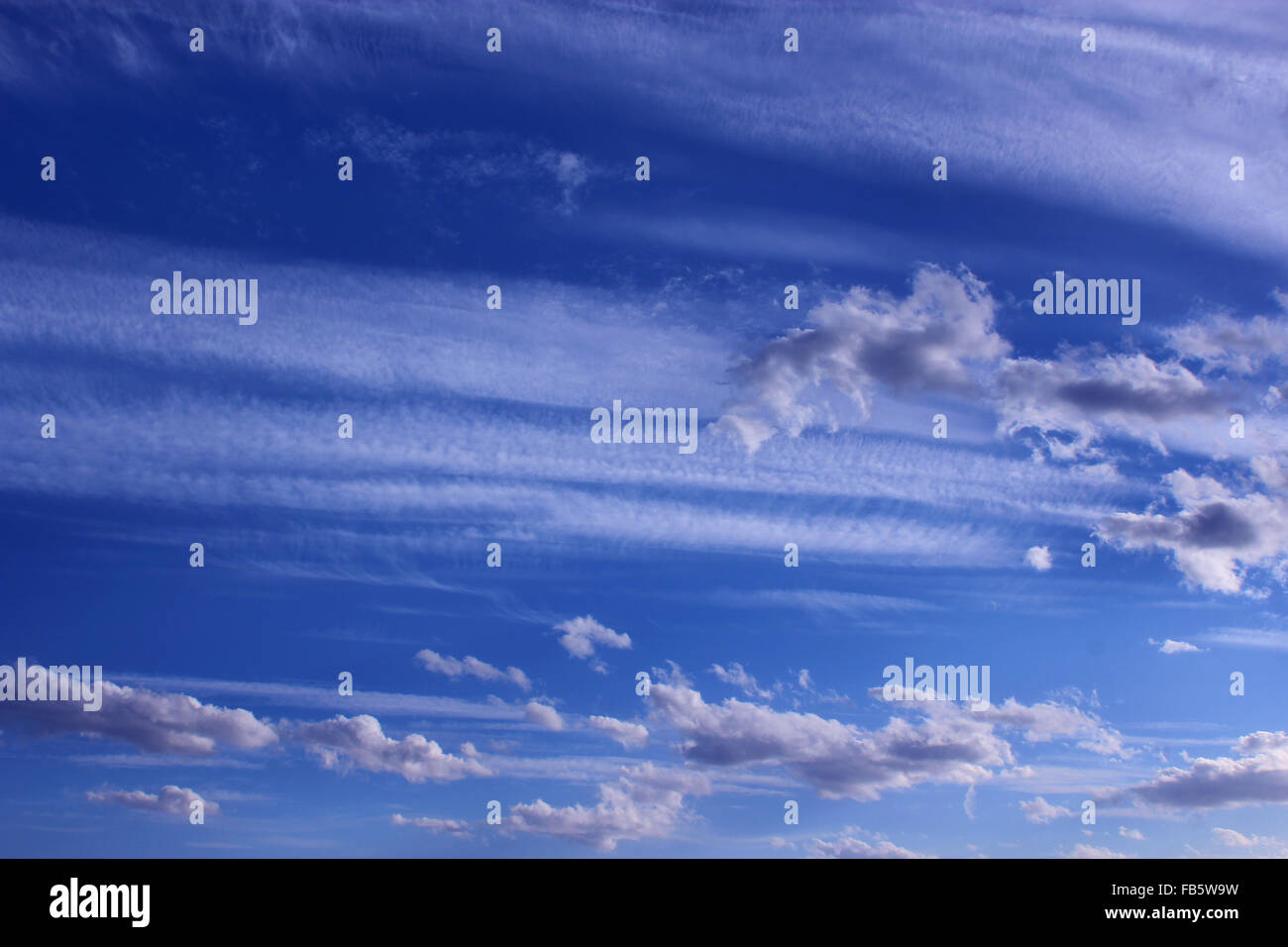 schöne weiße Wolken am blauen Himmel Reisen Stockfoto