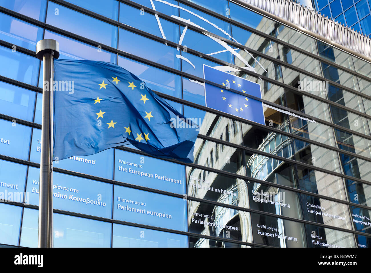 Europäische Union Flaggen vor dem Europäischen Parlament in Brüssel, Belgien Stockfoto
