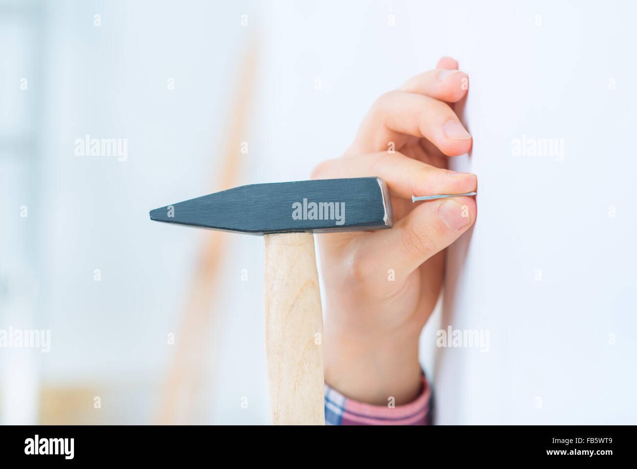 Angenehme Menschen klopfen in den Nagel Stockfoto